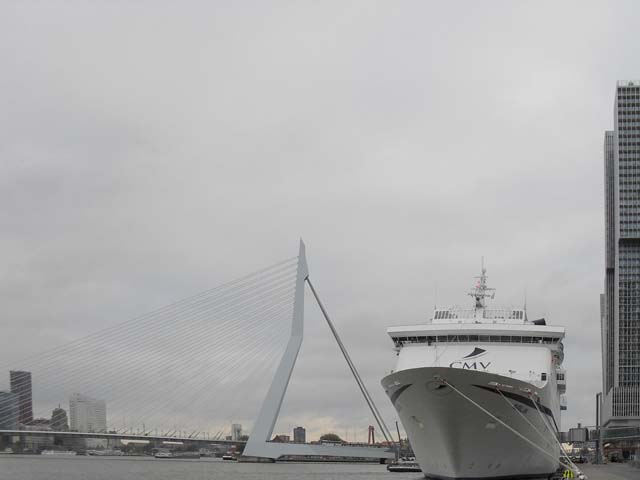 Cruiseschip ms Magellan van Cruise & Maritime Voyages aan de Cruise Terminal Rotterdam